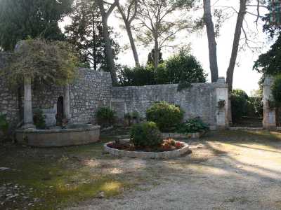Il cortile che apre alla dimora